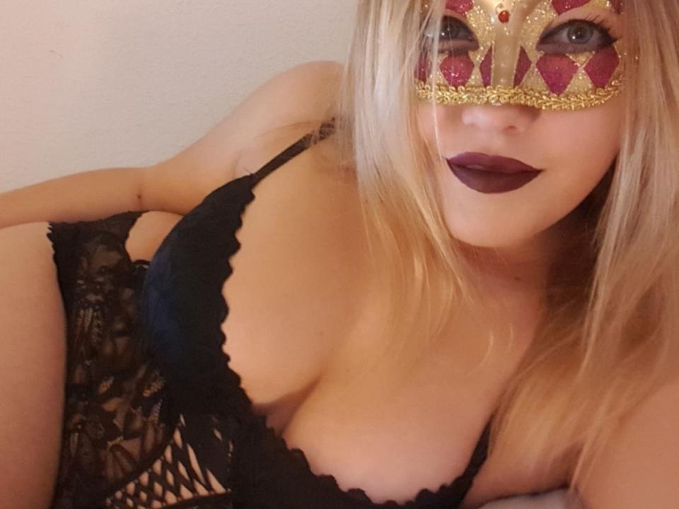 LadyBlondie - Webcam x with this shaved pussy Sex babe 