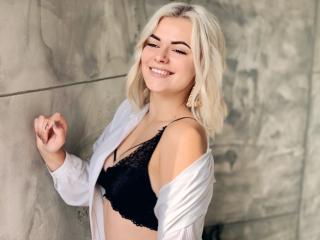 BabeBianca - Chat live hot with this Hot babe with a standard breast 