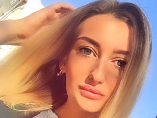 TaniGirlR - Show live hard with a White Hot college hottie 