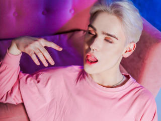 RobbyHot waiting on someone to chat and have live sex with