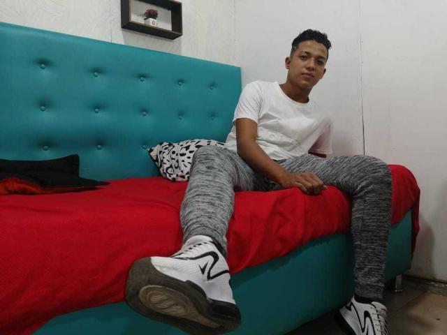 DereckFinn - Sexe cam en vivo - 8437376