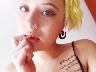 ToxicEmi - Live porn & sex cam - 8462756