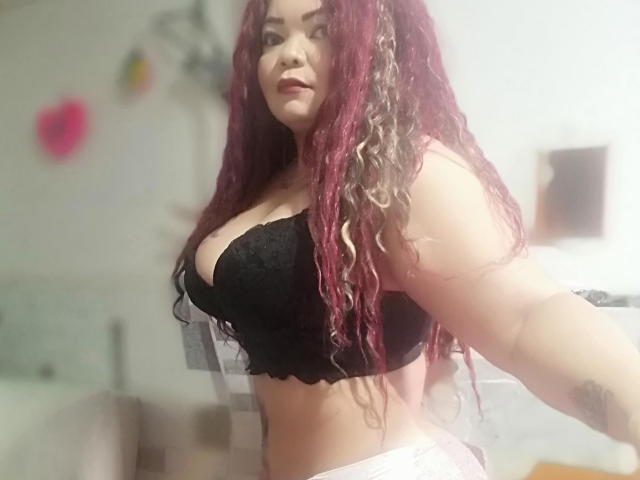 MichelleSmerald - Live sex cam - 9159704