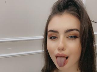 LiLiKisG waiting on someone to chat and have live sex with