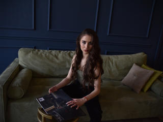 FridaCastle waiting on someone to chat and have live sex with