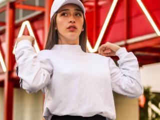 Camgirl and Webcam Model IsabellaCoween on Go Adult Chat