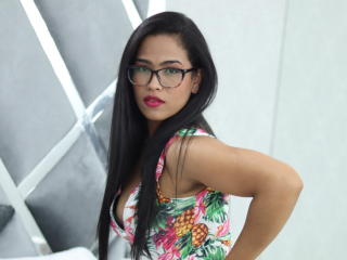 Camgirl and Webcam Model KenniaSmith on Go Adult Chat