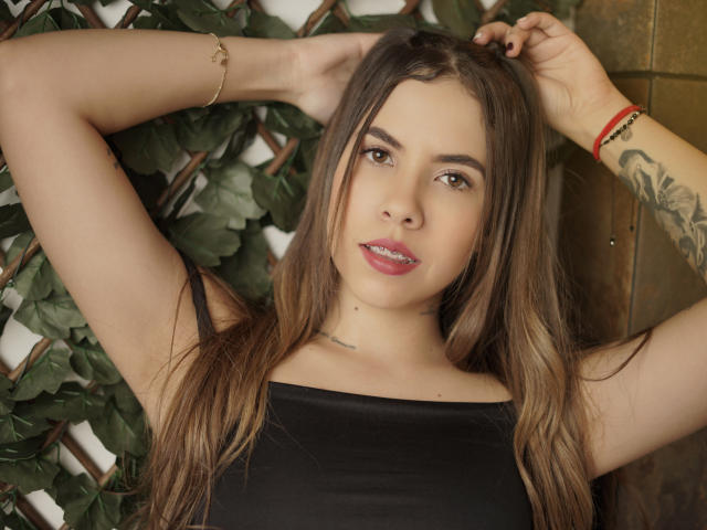 EmmyRusso - Live Sex Cam - 9709305