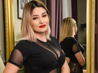 RoxyJanette waiting on someone to chat and have live sex with