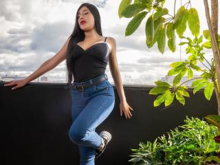 MiaJohnson waiting on someone to chat and have live sex with