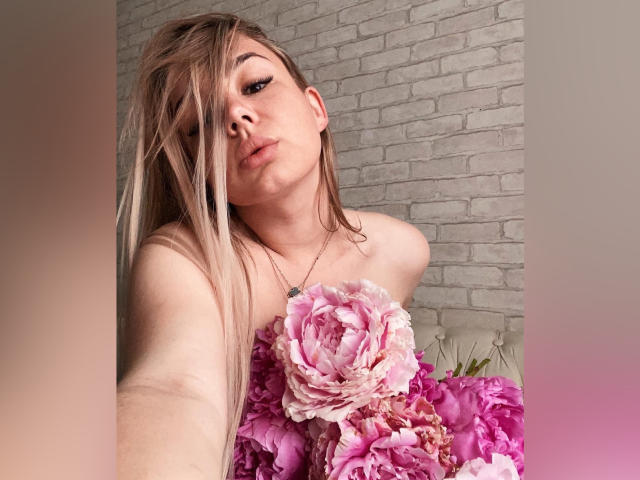 LuxKiara - Live sex cam - 9995663