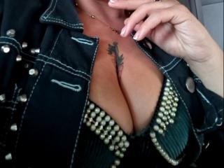 Foto del profilo sexy della modella AlessadraJones, per uno show live webcam molto piccante!