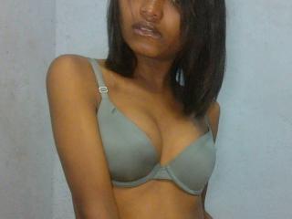 Poza sexy de profil a modelului Jamillah, pentru un intens show webcam live !