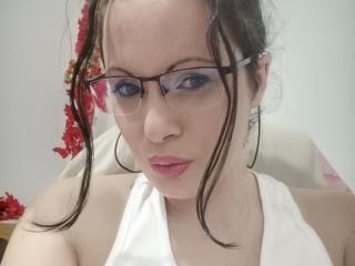 Poza sexy de profil a modelului ChaudeAlexya, pentru un intens show webcam live !