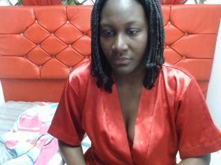 Poza sexy de profil a modelului DannaJonez, pentru un intens show webcam live !