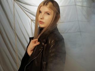 Foto del profilo sexy della modella AleksaKeller, per uno show live webcam molto piccante!