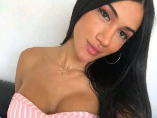 Poza sexy de profil a modelului MelanyHornyy, pentru un intens show webcam live !