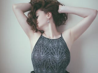 Poza sexy de profil a modelului ChicEva, pentru un intens show webcam live !