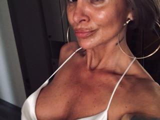 Hình ảnh đại diện sexy của người mẫu BrilliantOne để phục vụ một show webcam trực tuyến vô cùng nóng bỏng!