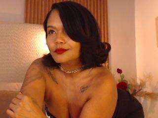 Poza sexy de profil a modelului ExoticLyla, pentru un intens show webcam live !